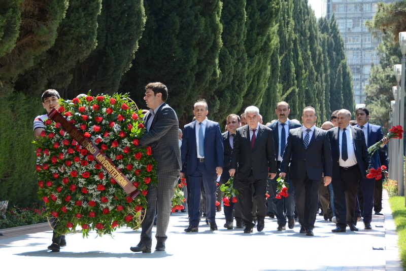110 UNEC kollektivi Ümummilli Lider Heydər Əliyevin məzarını ziyarət edib