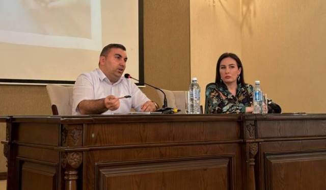 sekil UNEC kollektivi ulu öndərin məzarını ziyarət edib