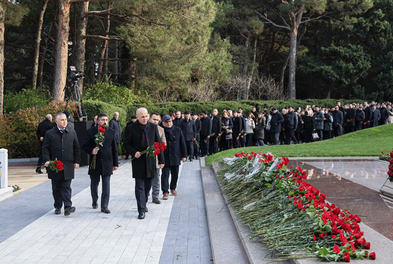 UNEC kollektivi Fəxri xiyabanda Ulu Öndər Heydər Əliyevin məzarını ziyarət edib