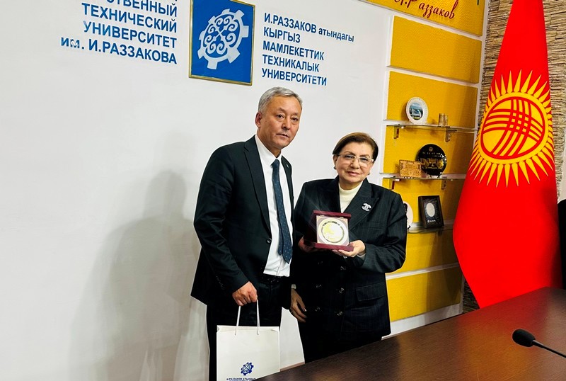 14193_29b5dd83e9603d489d520c23cf8ae249 Türk Dünyası İqtisad Fakültəsində Dövlət Bayrağı Gününə həsr olunan açıq dərs keçirilib