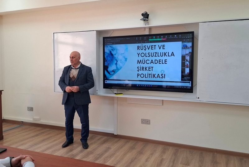 20260311_143629.jpg Biznes və menecment fak&uuml;ltəsində s&uuml;ni intellektin əmək bazarı və biznes m&uuml;hitinə təsirinə həsr olunmuş seminar ke&ccedil;irilib