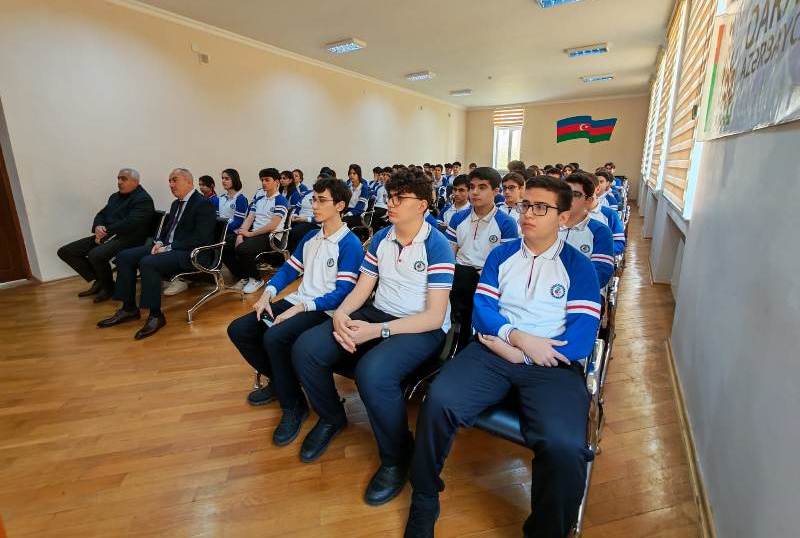 UNEC Dizayn Məktəbinin m&uuml;əllimləri Fizika-riyaziyyat və informatika təmay&uuml;ll&uuml; liseyin lisey şagirdləri ilə g&ouml;r&uuml;ş&uuml;blər