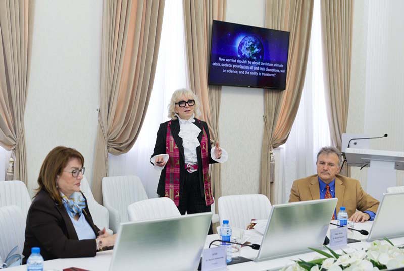 AQAL_120326 UNEC dosenti Azərbaycanın  m&uuml;stəqillik d&ouml;vr&uuml;n&uuml;n iqtisadi inkişafını təhlil edib