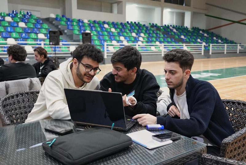 Hackathon_180326 UNEC-in Karyera Mərkəzi korporativ təlimləri davam edir