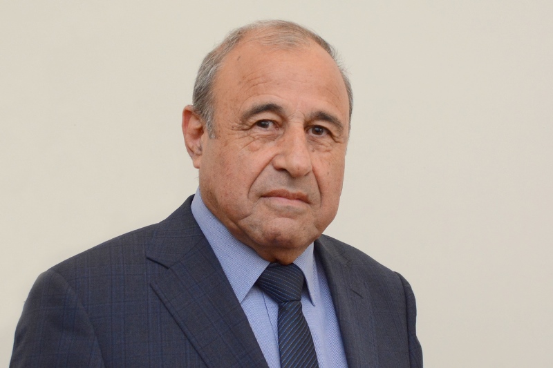 Vəkil HÜSEYNOV,  Azərbaycan Dövlət İqtisad Universitetinin (UNEC) professoru