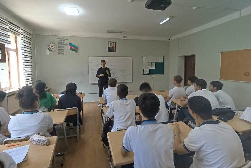 UNEC tələbəsi məzunu olduğu liseydə universitetin imkanlarından danışıb