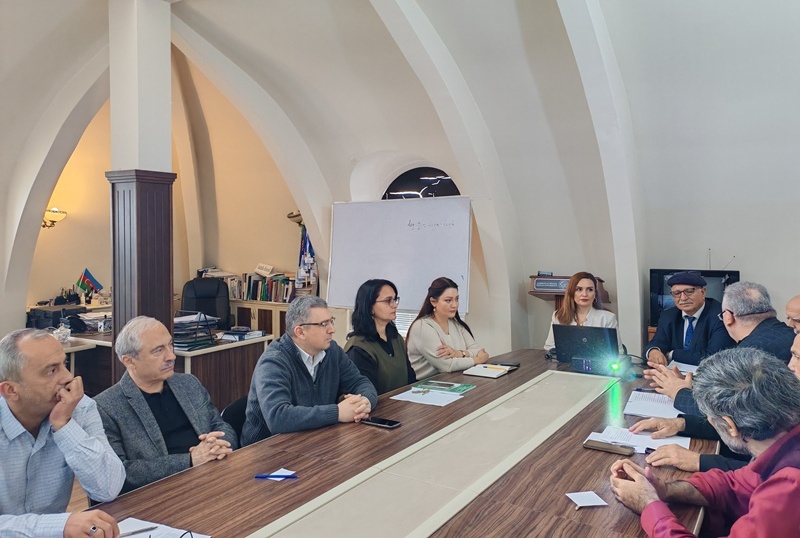 IMG_20251106_102702 UNEC Dizayn Məktəbində Dövlət Bayrağı Gününə həsr olunmuş tədbir keçirilib