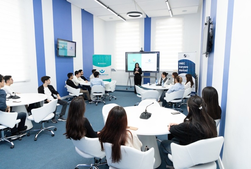 IMG_7477 İstiqraz bazarında vəziyyət- UNEC m&uuml;əllimi  şərh edir