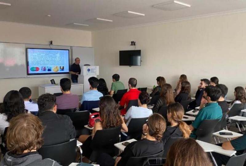 KIM_seminar_3000925 UNEC əməkdaşlarına döş nişanları təqdim olunub