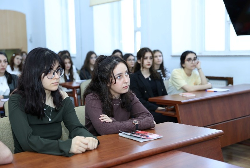 UNEC-də “Sağlam həyat tərzi və zərərli vərdişlərdən uzaq durmağın yolları” mövzusunda maarifləndirici seminar keçirilib