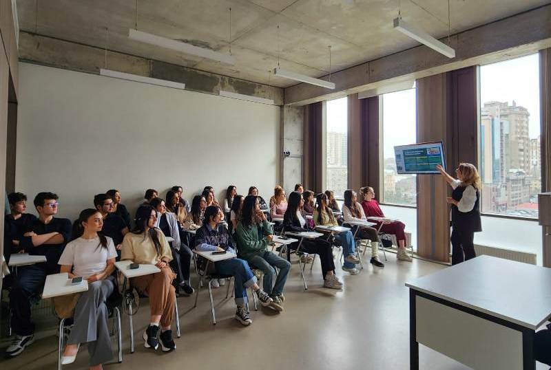 PHOTO-2026-03-18-13-17-15_3 UNEC eksperti ARB24 kanalının "M&uuml;zakirə vaxtında"