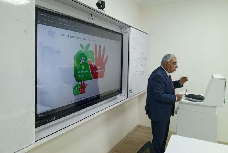 RIM_171025 UNEC tələbələrinə təcrübə və təqaüd proqramları barədə məlumat verilib