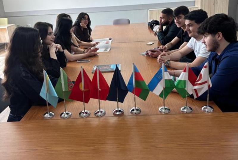 UNEC-də &ldquo;Fake VS Real Science&rdquo; m&ouml;vzusunda dəyirmi masa ke&ccedil;irilib