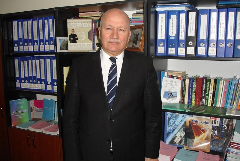 Tofiq_Əbd&uuml;lhəsənli_standing UNEC-də Nəsimi yaradıcılığına həsr olunan tədbir ke&ccedil;irilib