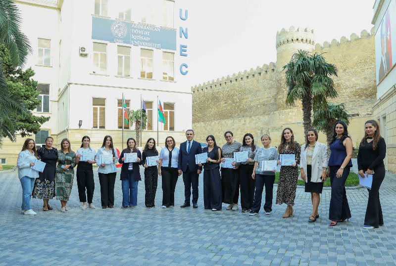 UNEC-də Tyutor hazırlıq kursunun məzunlarına sertifikatlar təqdim olunub UNEC-də Tyutor hazırlıq kursunun məzunlarına sertifikatlar təqdim olunub