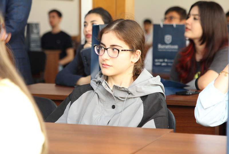 VBA_141125 UNEC-in müəllimi imtahanlarda yüksək bal toplayan tələbələrə kitab hədiyyə edib