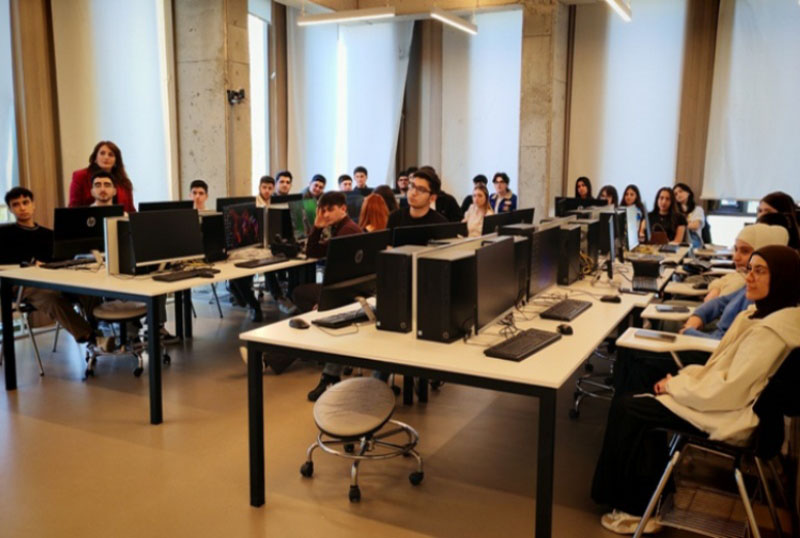 WUF13_100429 UNEC-in m&uuml;əllimi &ouml;lkədəki xidmət sektorunun durumunu şərh edib