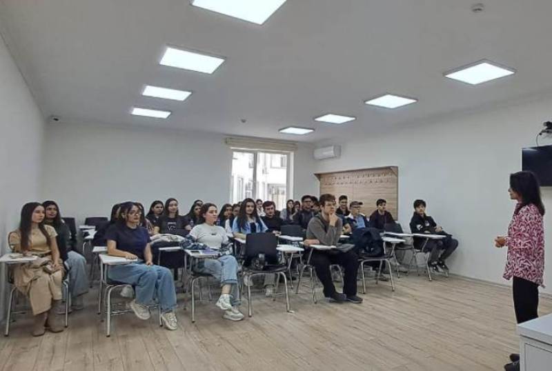 WhatsApp_Image_2025-10-29_at_11.25.15 “Veysəloğlu”nun təsisçisi UNEC tələbələri ilə biznes təcrübəsini bölüşüb