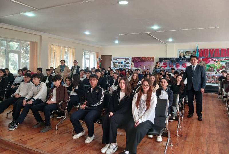 Maliyyə və m&uuml;hasibat fak&uuml;ltəsinin kollektivi 17 n&ouml;mrəli tam orta &uuml;mumtəhsil məktəbində g&ouml;r&uuml;ş ke&ccedil;irib