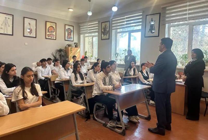 Maliyyə və m&uuml;hasibat fak&uuml;ltəsinin kollektivi Sumqayıt şəhəri 38 n&ouml;mrəli tam orta məktəbdə g&ouml;r&uuml;ş ke&ccedil;irib