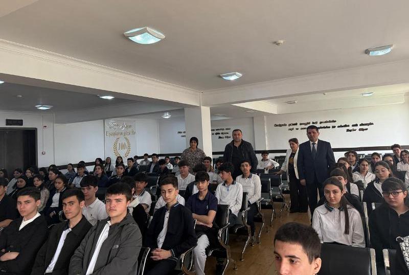 Maliyyə və m&uuml;hasibat fak&uuml;ltəsinin kollektivi 194 n&ouml;mrəli tam orta məktəbdə g&ouml;r&uuml;ş ke&ccedil;irib