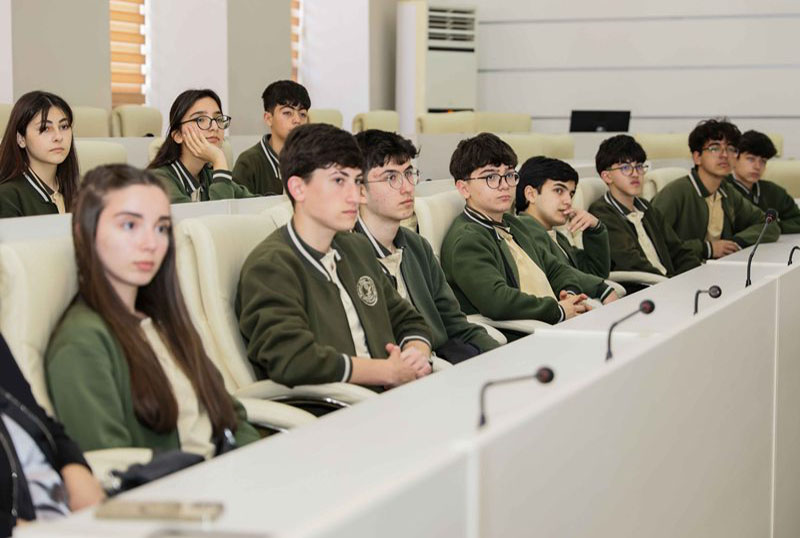 Xarici Dillər Təmay&uuml;ll&uuml; Gimnaziyasının abituriyentləri UNEC-də