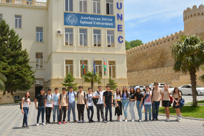 6 nömrəli liseyin şagirdləri “UNEC-də bir gün” layihəsində iştirak ediblər