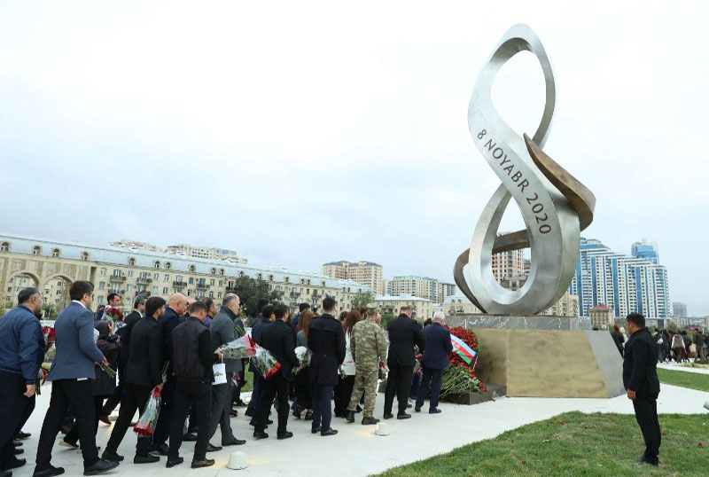 anim_gunu_270925 UNEC kollektivi Anım Günündə  Zəfər parkını ziyarət edib