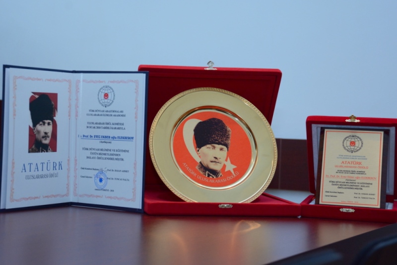 ataturk_8081 Atatürk Beynəlxalq Mükafatına layiq görülən UNEC professoru