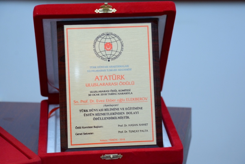 ataturk_8083 Atatürk Beynəlxalq Mükafatına layiq görülən UNEC professoru