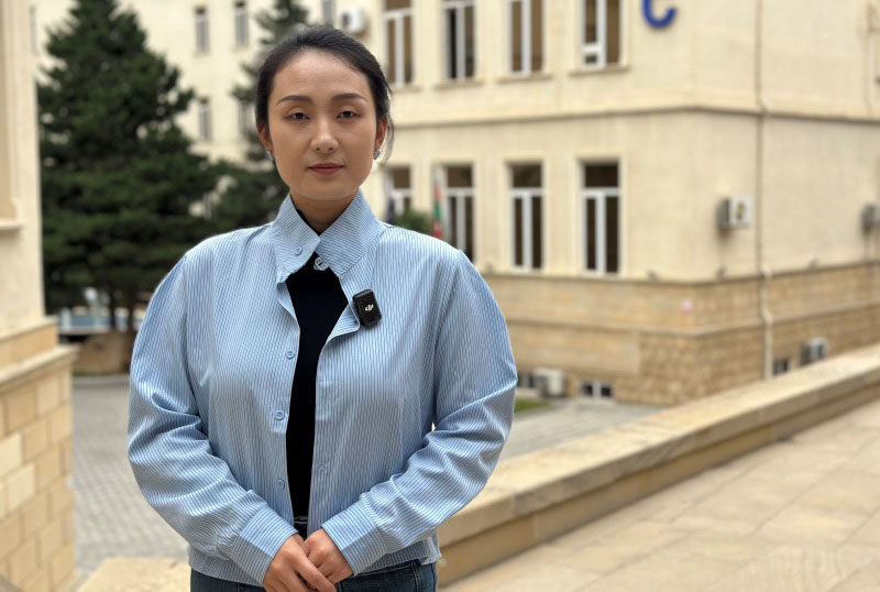 chinli_doktorant_051125 Beynəlxalq İqtisadiyyat Məktəbində açıq dərs: Dövlət Bayrağı Günü