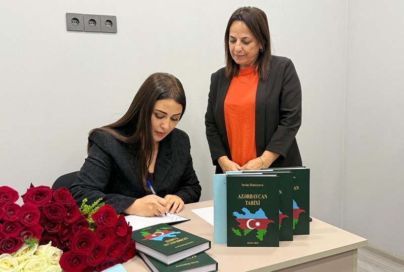 derslik_290925 UNEC kollektivi Anım Günündə  Zəfər parkını ziyarət edib