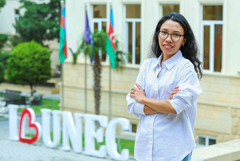 ecnebi_190925 UNEC əməkdaşları məktəblilərlə görüşüblər