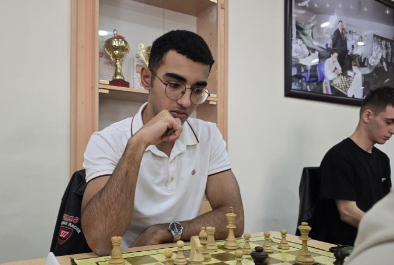 f90d6c99-ce45-44d7-85fd-d4d7602faded UNEC kollektivi anım günündə şəhid Teymur Məcidzadənin məzarını ziyarət edib
