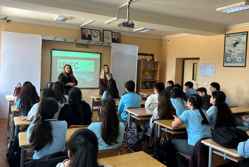 UNEC Dizayn Məktəbinin m&uuml;əllimləri abituriyentlərlə g&ouml;r&uuml;ş&uuml;b