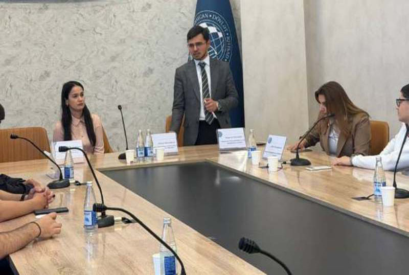 karyera6 UNEC Yaradıcılıq Mərkəzinin n&uuml;mayəndələri tələbələrlə g&ouml;r&uuml;ş ke&ccedil;irib