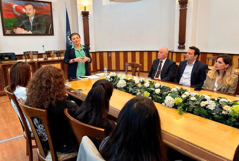 UNEC-də Johan Harinin “Kaybolan bağlar” adlı kitabının təqdimatı keçirilib