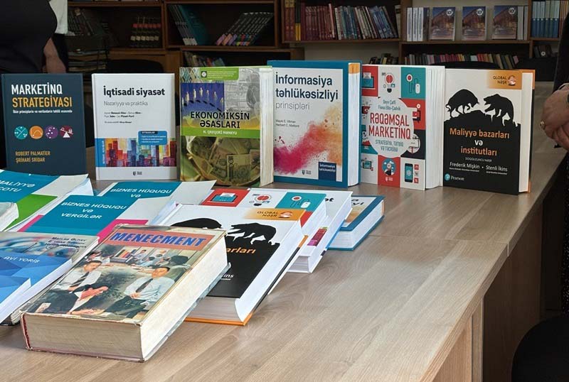 UNEC nəzdində Azərbaycan Maliyyə-İqtisad Kollecinə kitablar təqdim olunub