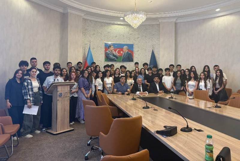 Bakı məktəbliləri UNEC Rus İqtisad Məktəbi ilə tanış olublar