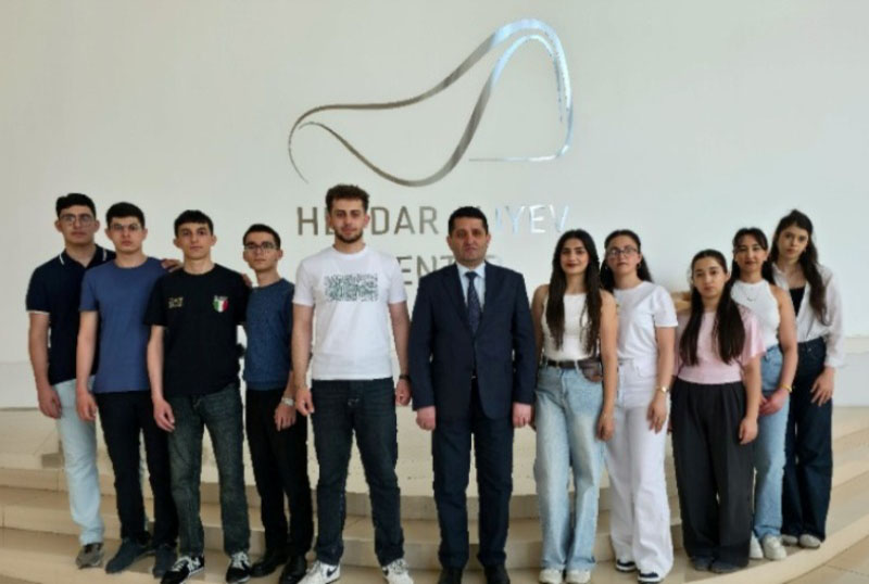 Maliyyə və m&uuml;hasibat fak&uuml;ltəsinin kollektivi Heydər Əliyev Mərkəzində olub