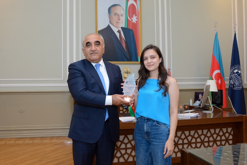 UNEC-in Beynəlxalq İqtisadiyyat Məktəbinin (İSE) məzunu Aydan Hüseynova