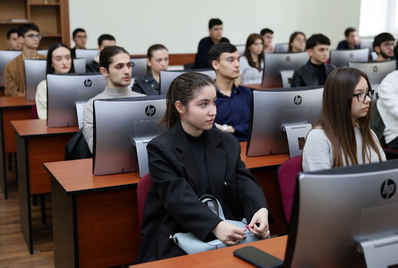 mmf_seminar ISE Economic Talks: “Post-neft dövrünün iqtisadi inkişaf perspektivləri”