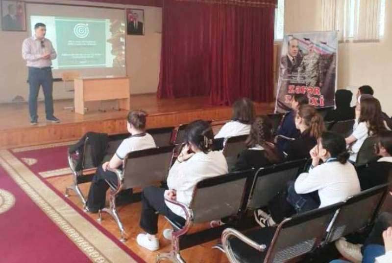Rus İqtisad Məktəbinin əməkdaşları yuxarı sinif şagirdləri ilə görüşüblər