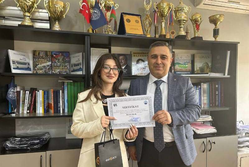 musabiqe_IIF_120525 275 nömrəli məktəbin yuxarı sinif şagirdləri UNEC-də olublar