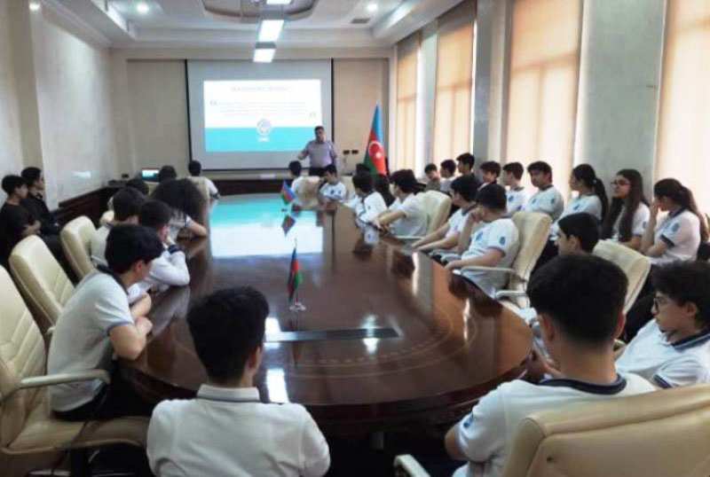 RİM n&uuml;mayəndələri abituriyentlərlə g&ouml;r&uuml;ş ke&ccedil;irib