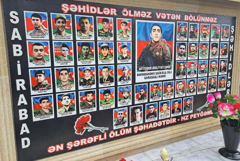 Maliyyə və mühasibat fakültəsinin kollektivi şəhid Qasim Məmmədhəsənovun məzarını ziyarət edib