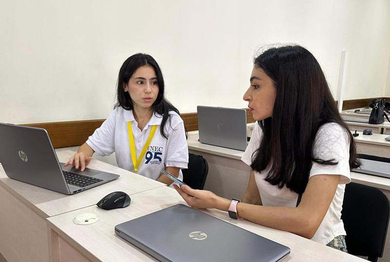 UNEC könüllüləri abituriyentlərin sənəd qəbuluna dəstək oldu