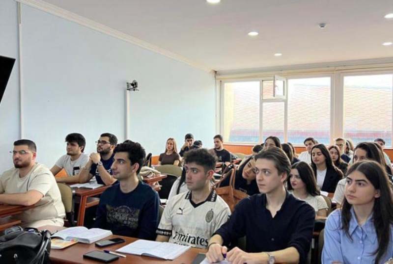 Rus İqtisad Məktəbində insan haqları üzrə mühazirə keçirilib