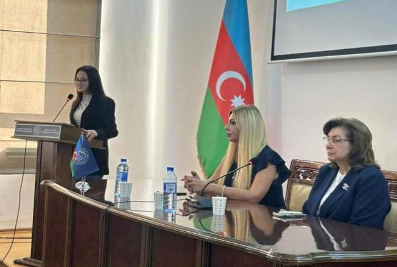 telebe_konfrans_121125 UNEC professoru Azərbaycan-İran münasibətlərini şərh edib