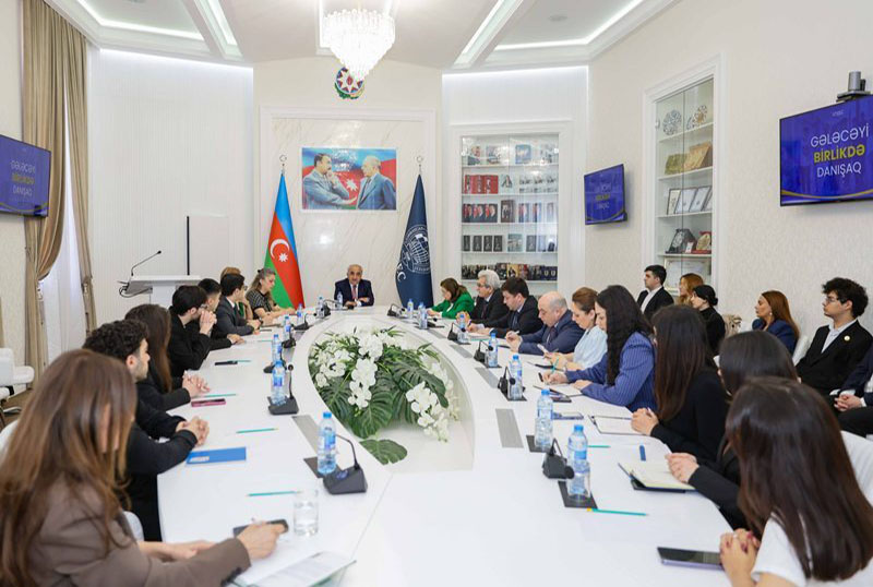 tt_rektor170426 UNEC eksperti ARB24 kanalının "M&uuml;zakirə vaxtında"